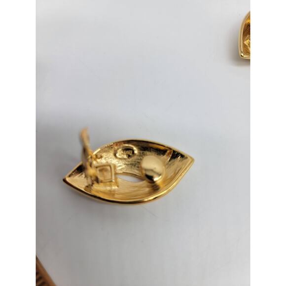 Vintage Trifari Enamel Cream Gold Clip On Earring Set Signed Geometric Shape - Picture 4 of 6